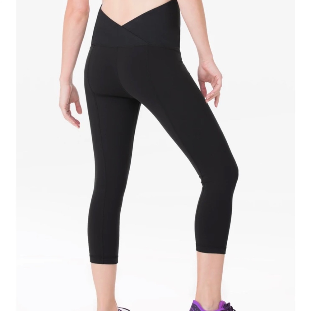 Ingrid & Isabel maternity Workout Capri with Crossover Panel. Size small